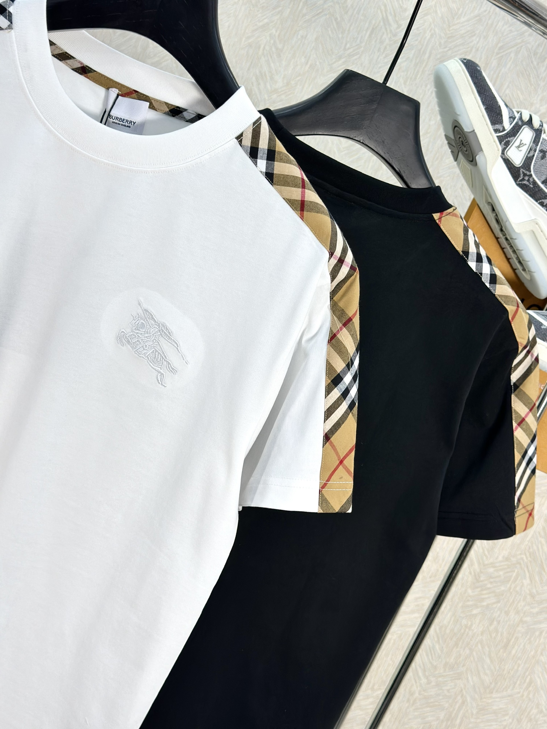 Áo phông T-shirt Burberry BBR kẻ sọc Nâu viền vai tay Like Auth on web VTN